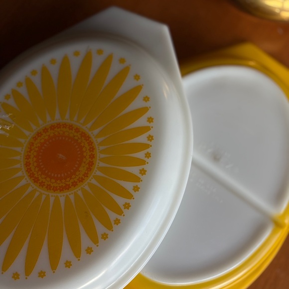 Vintage Pyrex Sunflower Oval Casserole Dish Mid Century Yellow White Cookware - Picture 5 of 15